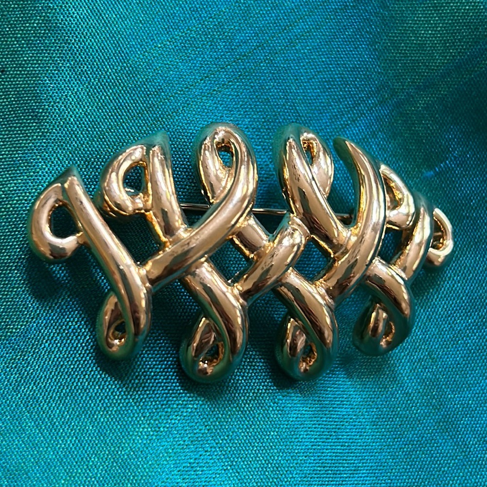 VTG Kenneth Jay Lane signed Brooch, gold color